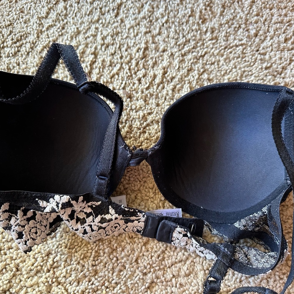 Pristine Wacoal Black Beautiful Sexy Bra with Ivory Floral Lace On Strap - Picture 5 of 7